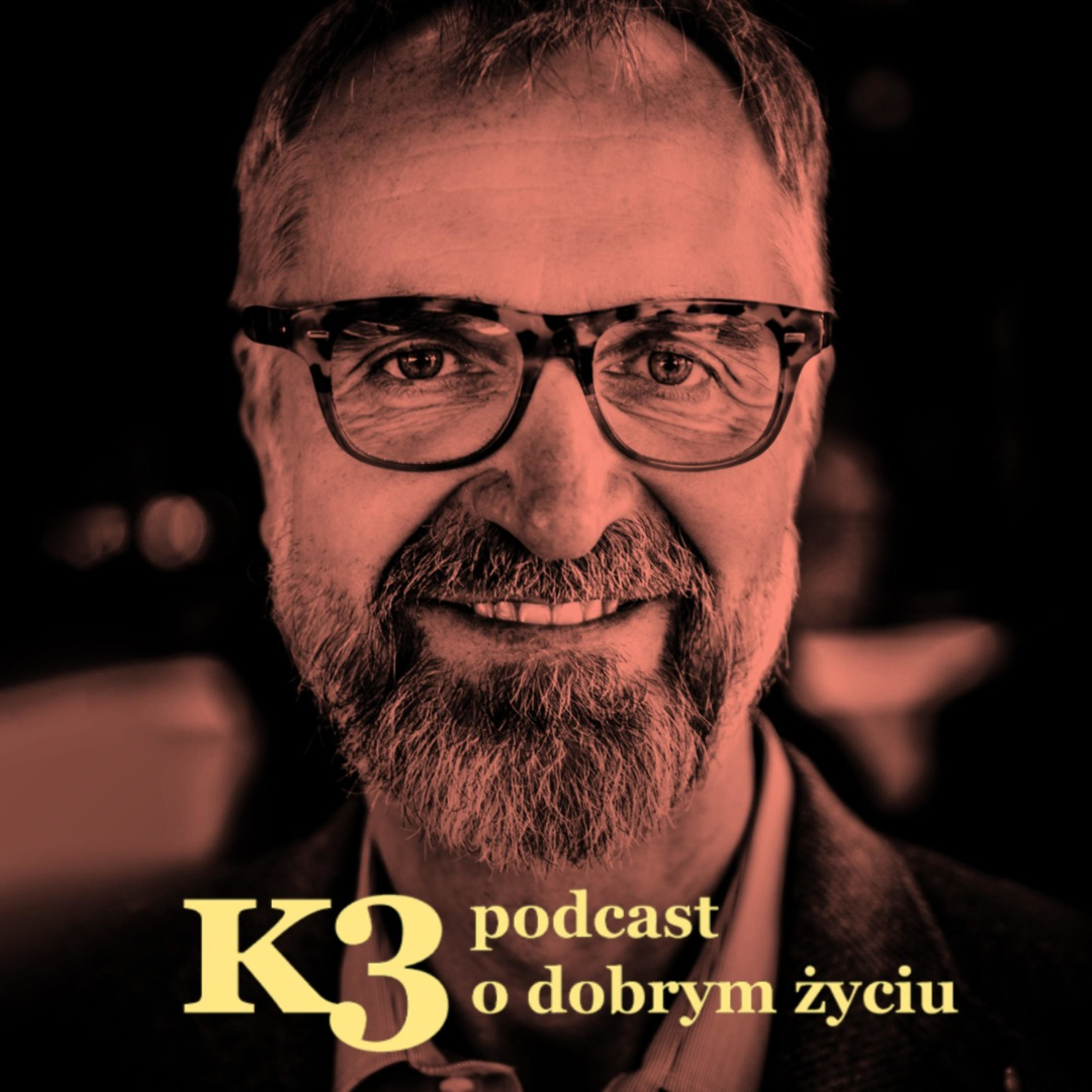 okładka podcastu K3, twarz prowadzącego Dariusza Bugalskiego