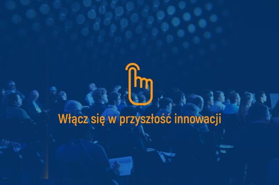 logo inkubatora Włącznik innowacji społecznych (dłoń wciskająca coś palcem wskazującym) oraz hasło "Włącz się w przyszłość innowacji. W tle sylwetki ludzi siedzących na konferencyjnej widowni.