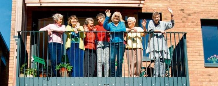 7 kobiet w starszym wieku stojących na balkonie