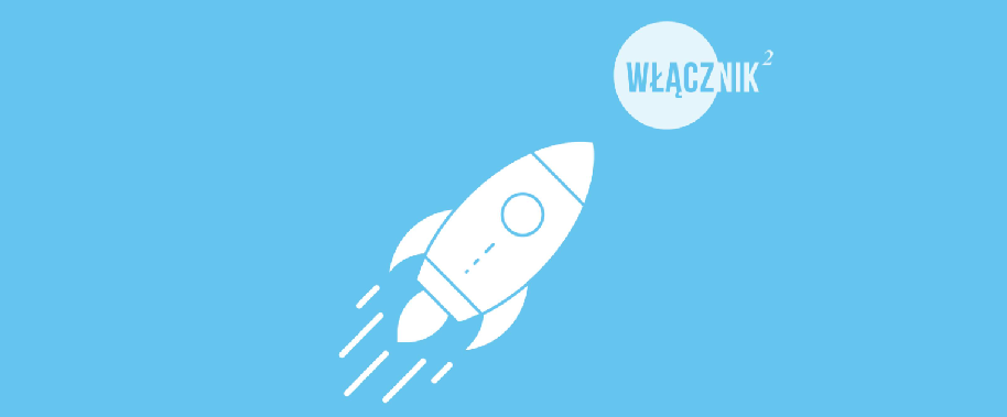 grafika pokazująca białą rakietę na niebieskim tle, lecącą w kierunku białego logo Włącznik 2.0