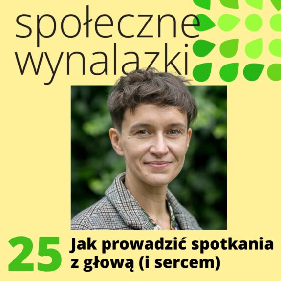 żółta, kwadratowa plansza z napisem "społeczne wynalazki" na jej tle zdjęcie Agaty Urbanik