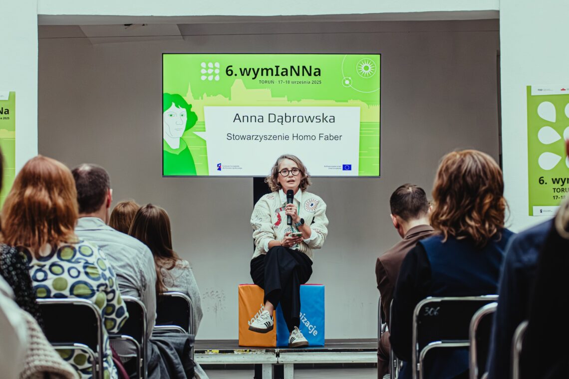 Na zdjęciu Anna Dąbrowska w trakcie mowy otwierającej wymIaNNę