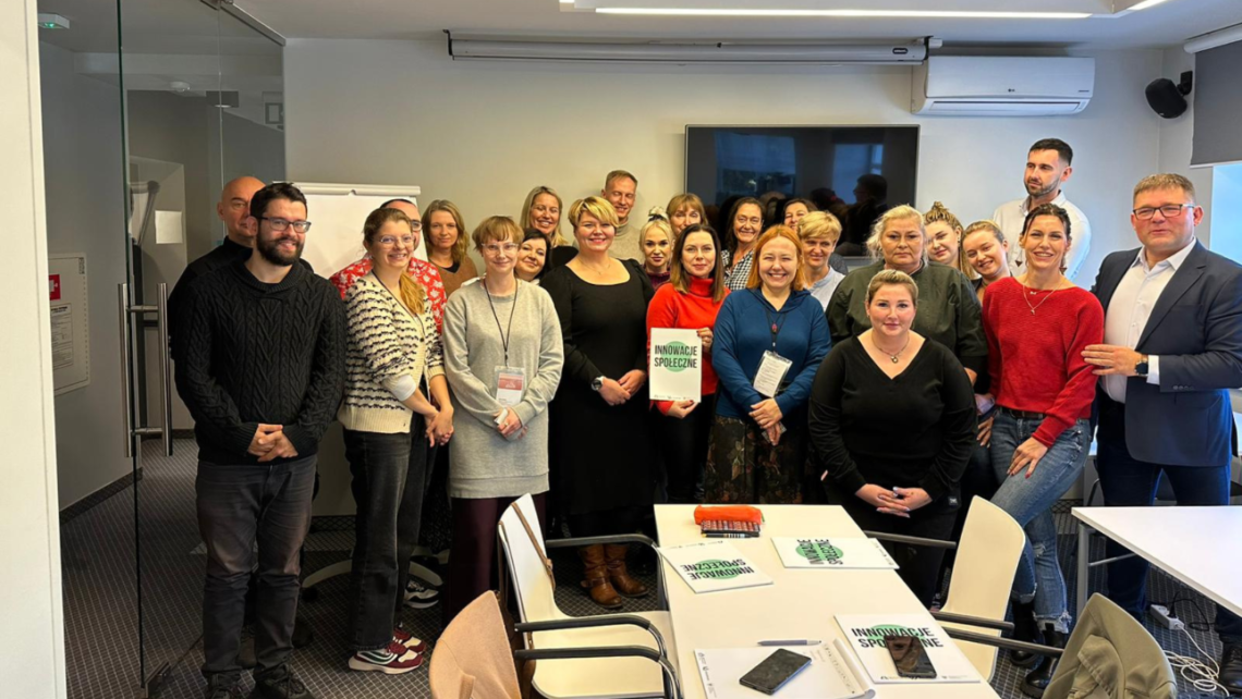grupowe zdjęcie pracowników działu innowacji społecznych w biurze