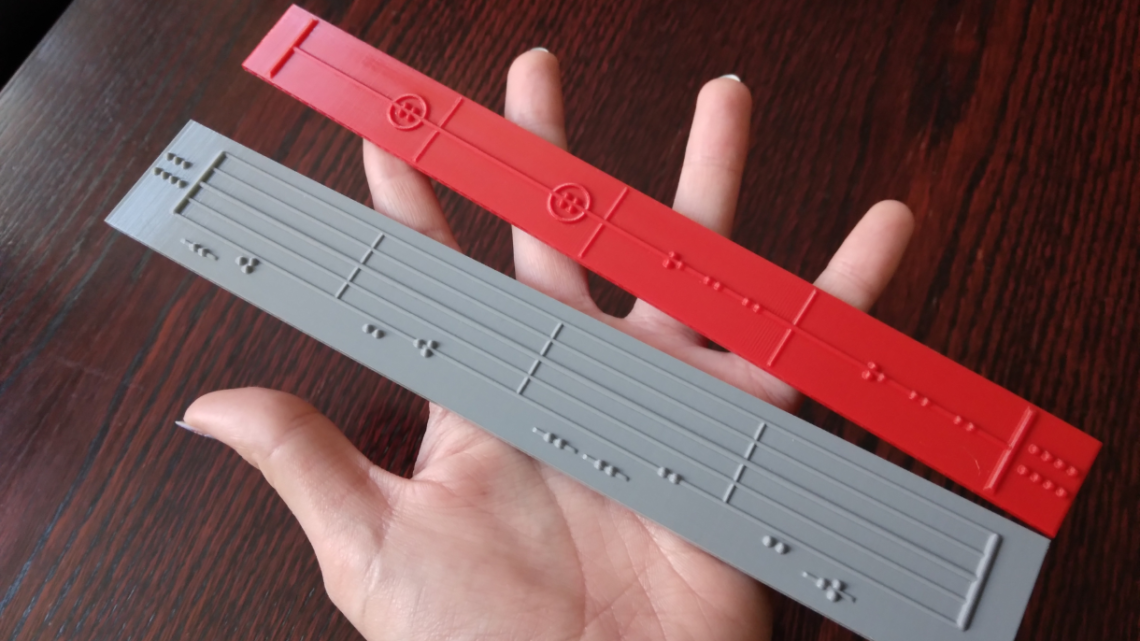 specjalne linijki z wypukłym, dotykowym zapisem w alfabecie brajla wydrukowane w technologii 3D