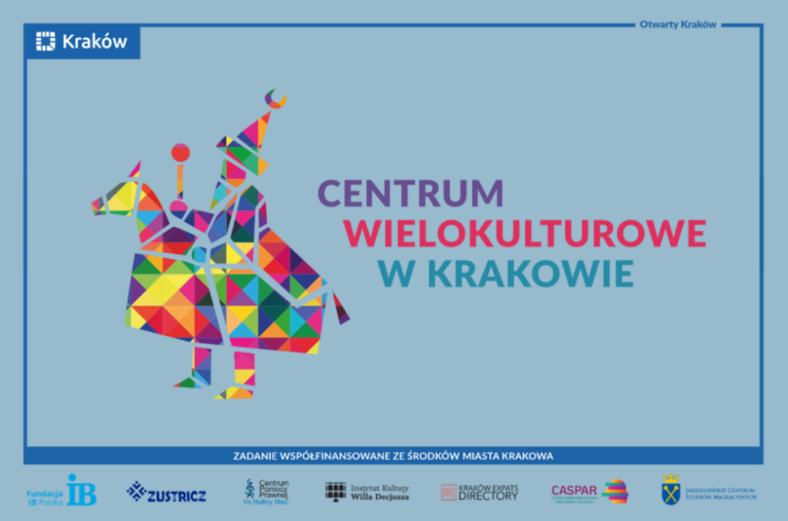grafika przedstawiająca logo Centrum Wielokulturowego w Krakowie: złożona z kolorowych trójkątów postać Lajkonika na niebieskim tle, na dole grafiki logo instytucji wspierających Centrum