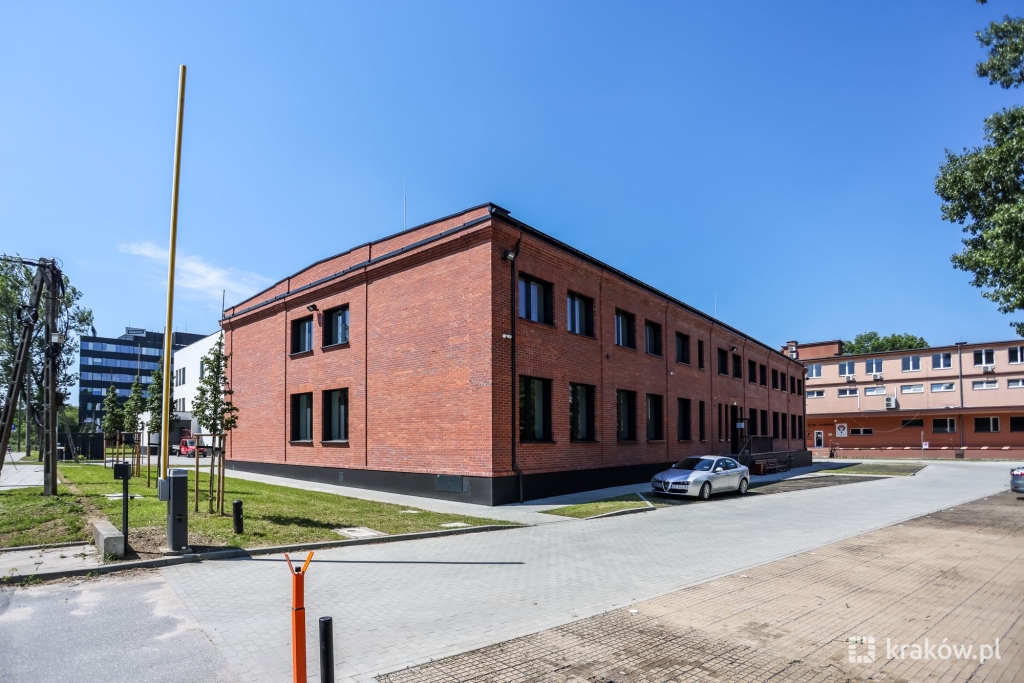 odnowiony ceglany budynek biurowy na tle błękitnego nieba