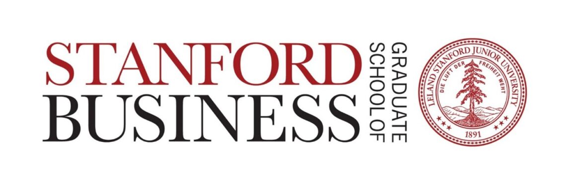 logo: na białym tle napis wielkimi literami, na czerwono "stanford" na czarno "business", z boku napis w pionie czarnymi literami "graduate school of", prawej okrągłe logo uczelni w kolorze bordowym