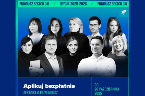 plansza zapowiadająca wydarzenie, utrzymana w różnych odcieniach błękitu, w centrum monochromatyczne sylwetki osób prowadzących spotkanie, na górze napis "fundusz sektor 3.0 edycja 2025-2026", na dole napisy "aplikuj bezpłatnie" i "do 26 października 2025"