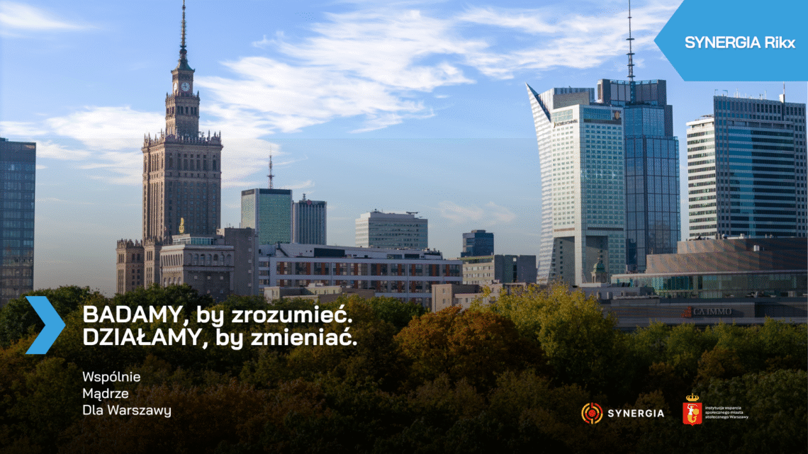Grafika reklamująca projekt Synergia Rikx z hasłem: Badamy by zrozumieć, działamy, by zmieniać.. W tle znajdują się wieżowce Warszawy oraz Pałac Kultury i Nauki