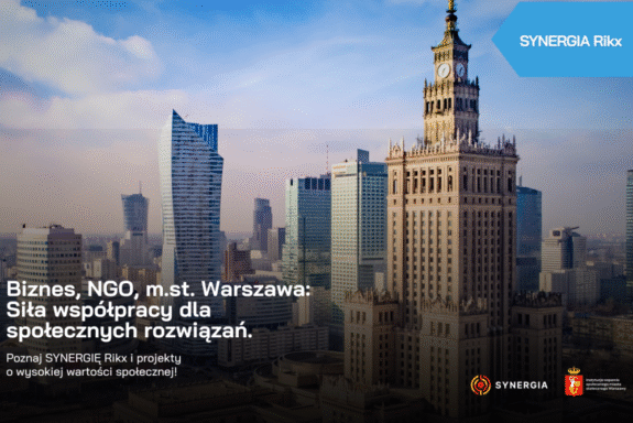 Grafika reklamująca projekt Synergia Rikx z hasłem:biznes, NGO, m.st. Warszawa: Siła współpracy dla społecznych rozwiązań. W tle znajdują się wieżowce Warszawy oraz Pałac Kultury i Nauki