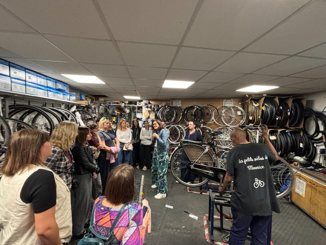 grupa osób wewnątrz warsztatu rowerowego