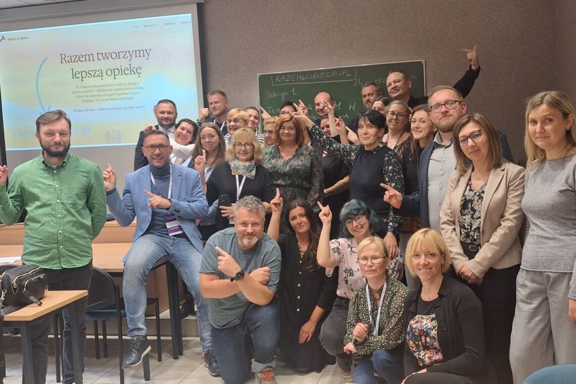 Na zdjęciu założycielki i założyciele spółdzielni oraz uczestnicy i uczestniczki podczas seminarium Samo-ES: Fundacja Idee Społeczne - FIDEES Spółdzielnia Socjalna "Pomocni Nad Wisłą" Fundacja Obudźmy Nadzieję Spółdzielnia Socjalna "Pożytek" Grupa Alivio Spn.s Alternatywy - Aktywna Przestrzeń Seniora Federacja Organizacji Socjalnych Województwa Warmińsko-Mazurskiego FOSa Karolina Cyran-Juraszek Fundacja Stocznia