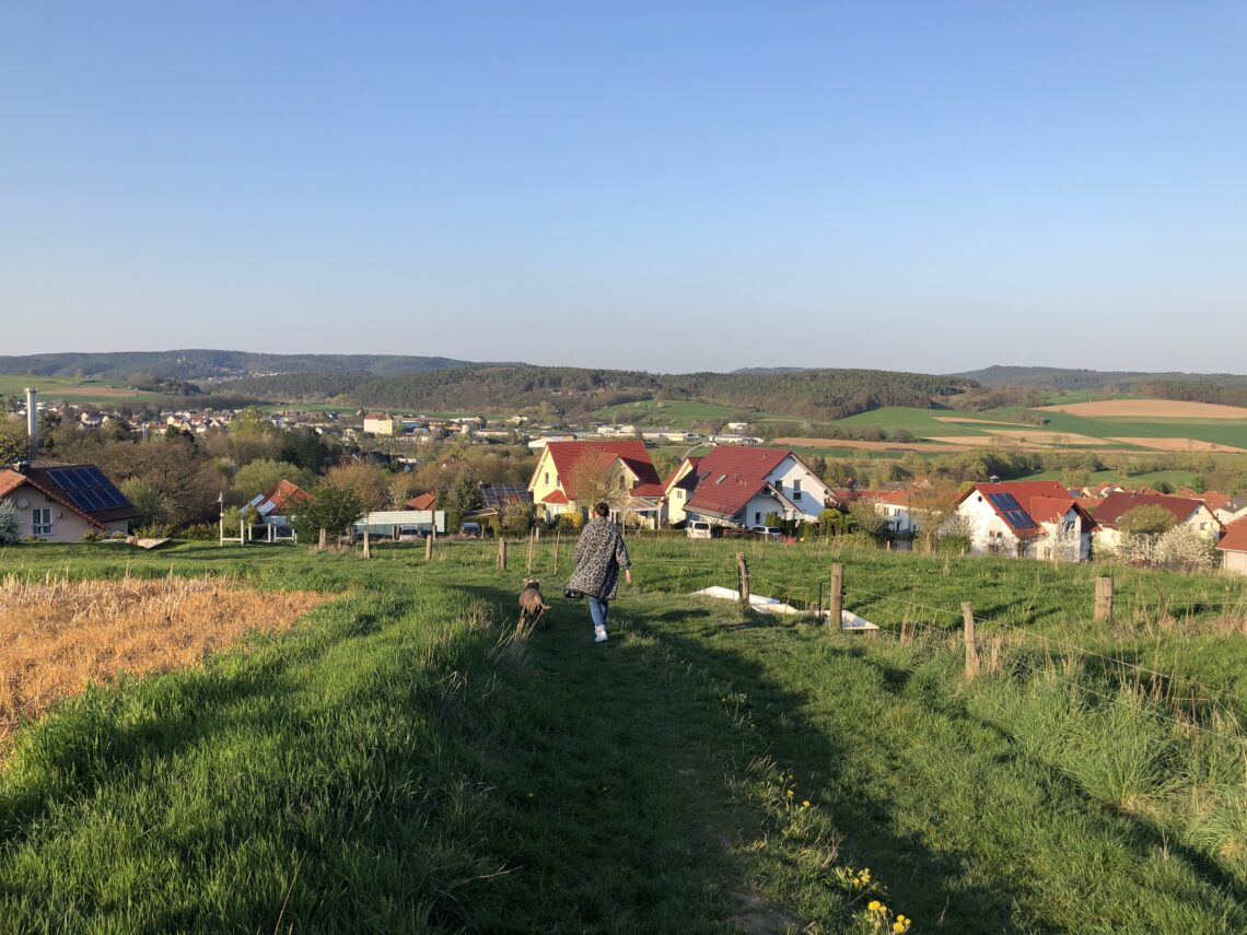 Domy na polu, nad nimi czyste niebo