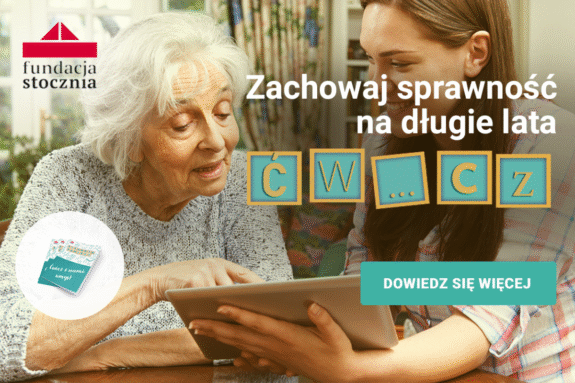 Grafika promocyjna siłowni pamięci z logiem Fundacji Stocznia, napisem "Zachowaj sprawność na długie lata -ćwicz". W tle seniorka i młoda kobieta rozwiązujące zadanie na tablecie.