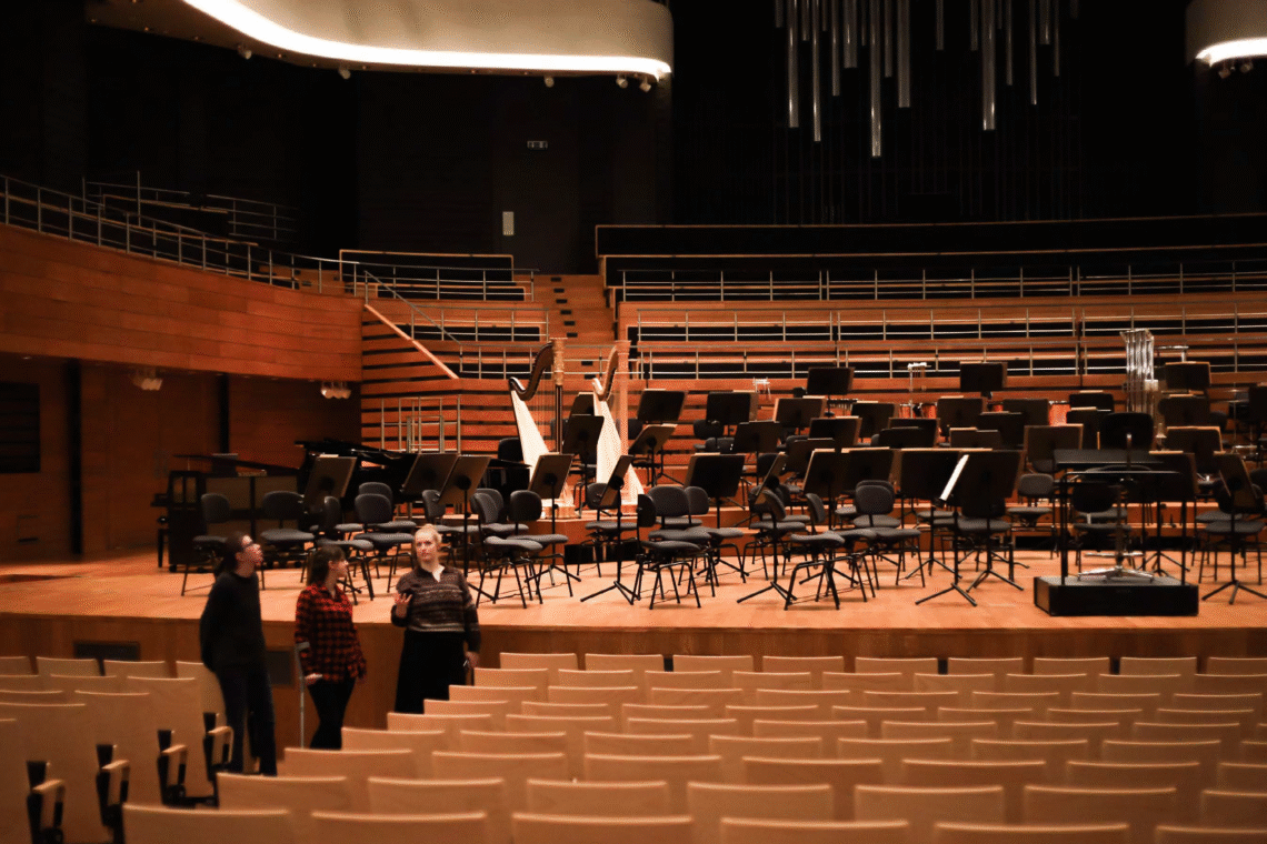 Troje ludzi w filharmonii