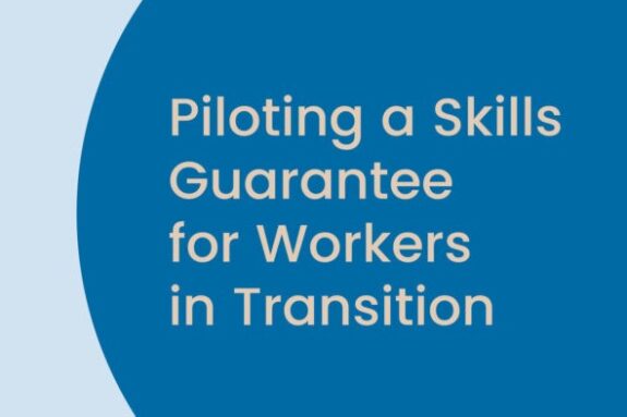 Napis "Piloting a Skills Guarantee for Workers in Transition" na niebieskim tle.