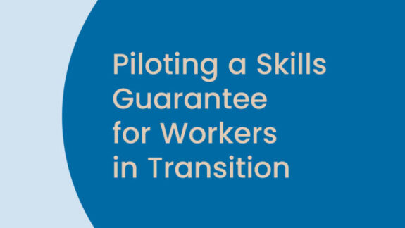 Napis "Piloting a Skills Guarantee for Workers in Transition" na niebieskim tle.
