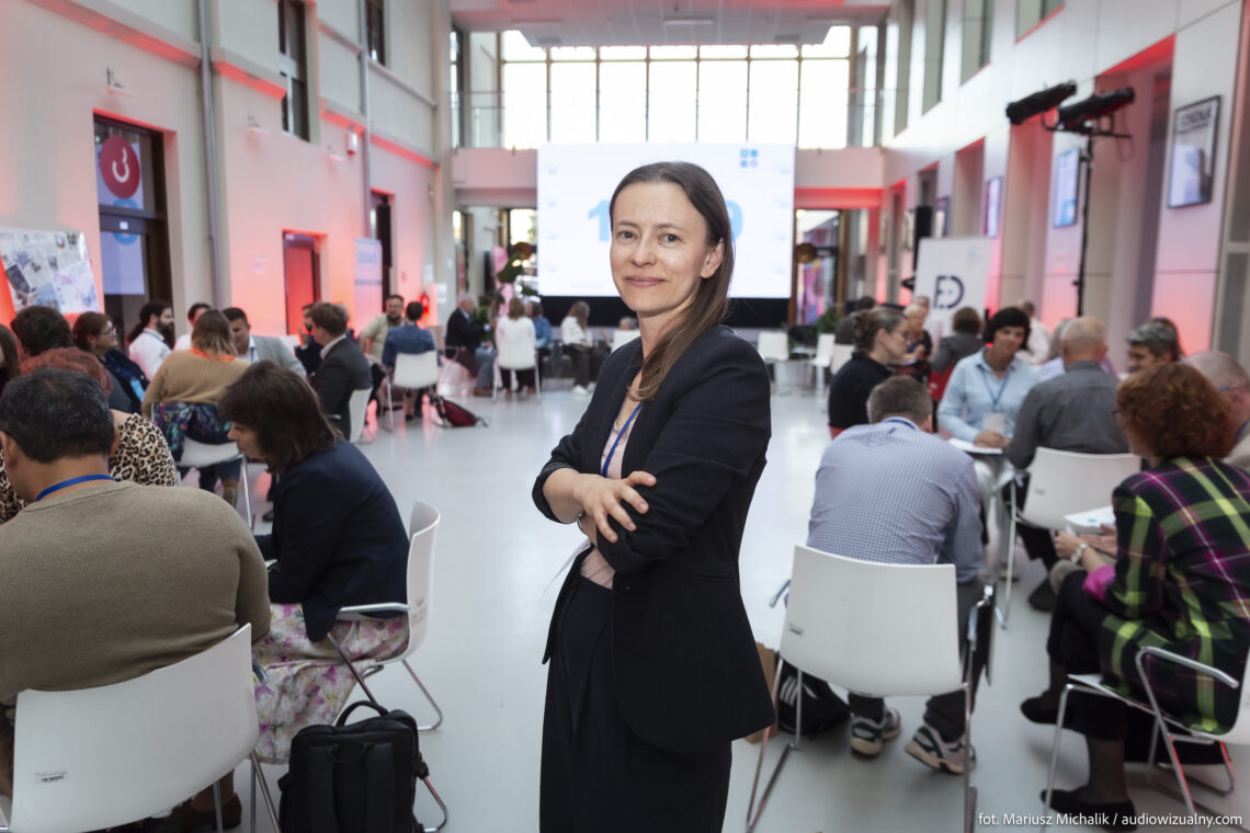 Na zdjęciu Natalia Kertyczak, w tle uczestnicy warsztatów. Zdjęcie zrobiono w Centrum Kreatywności Targowa