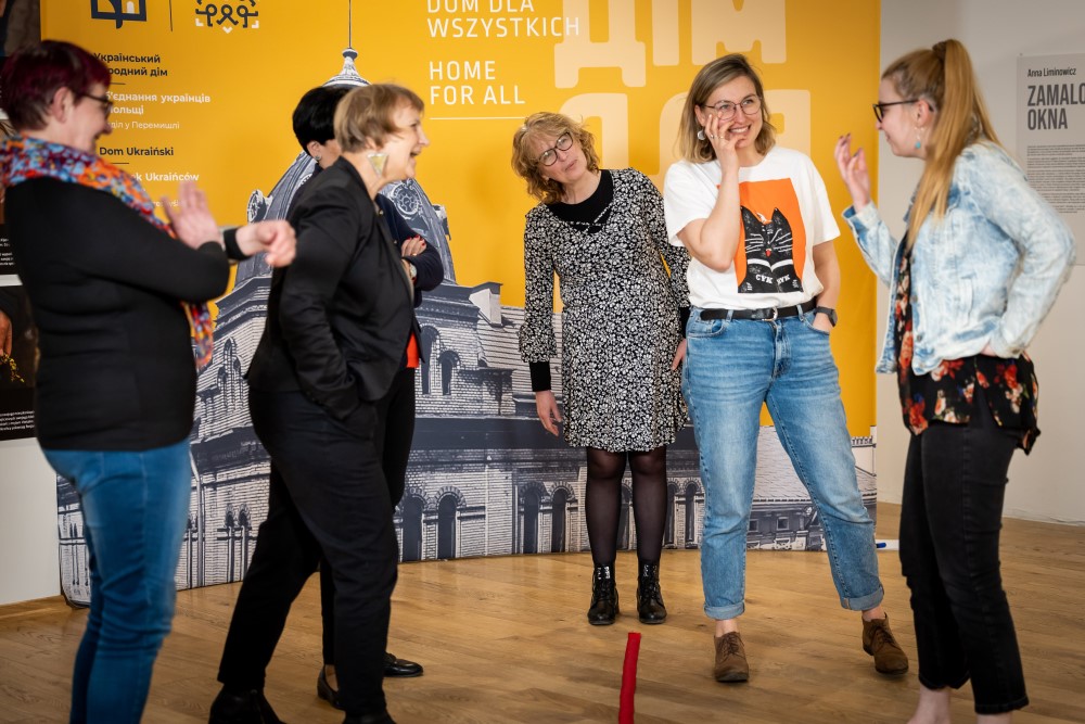 Grupa ludzi podczas warsztatów Dialogi Pokoleń