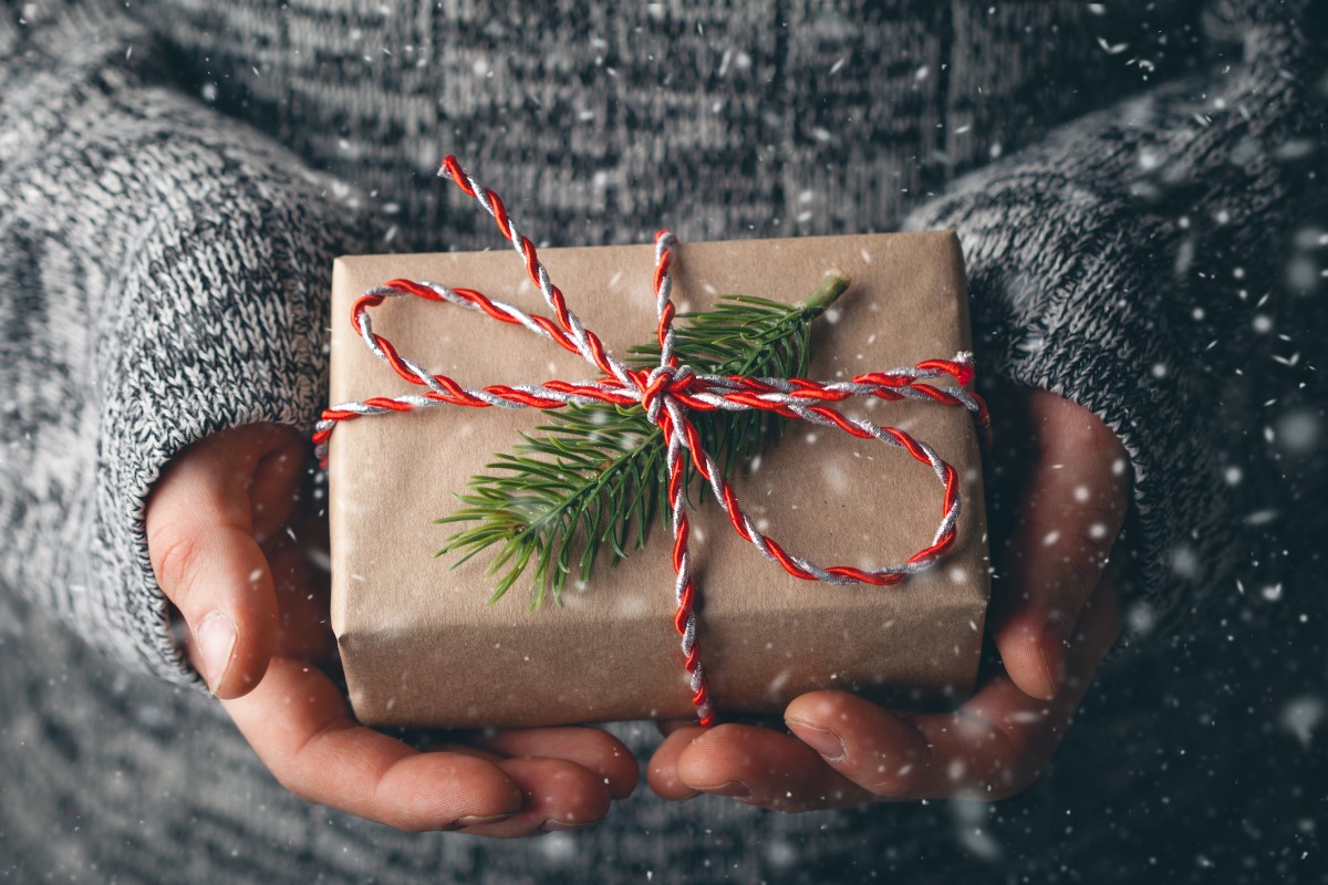 Prezent trzymany w dłoniach