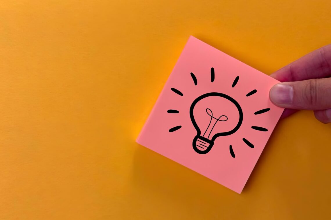 rysunek żarówki na różowej karteczce