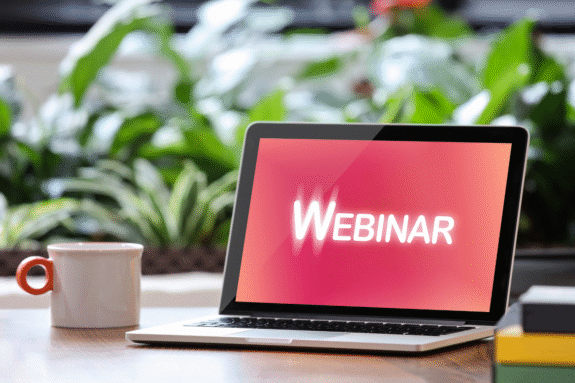 laptop leżący na stoliku