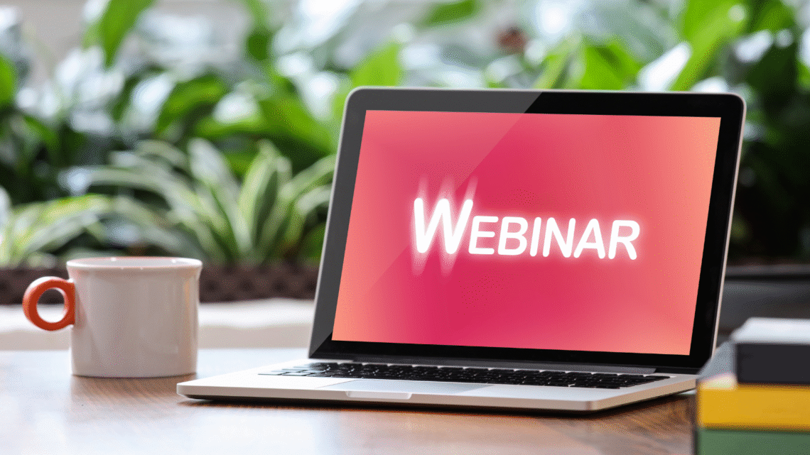 laptop leżący na stoliku