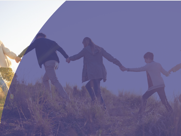 cztery osoby w różnym wieku trzymają się za ręce i idą gęsiego