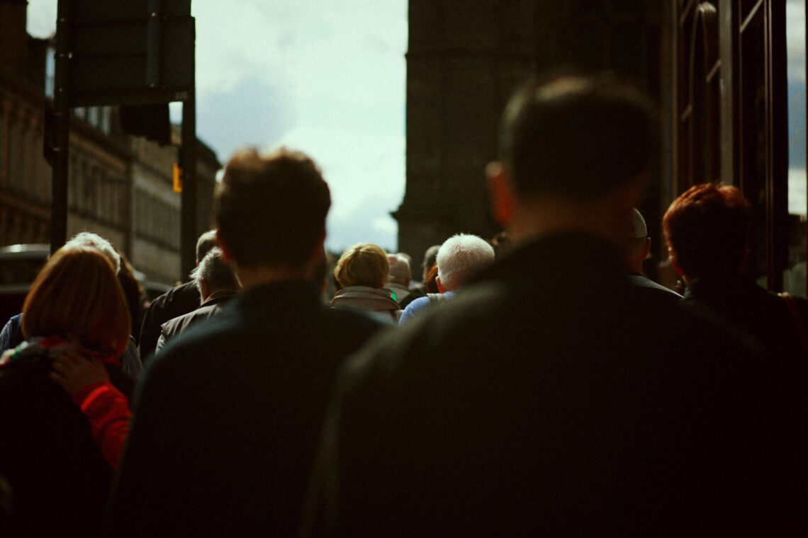 grupa ludzi idących ulicą