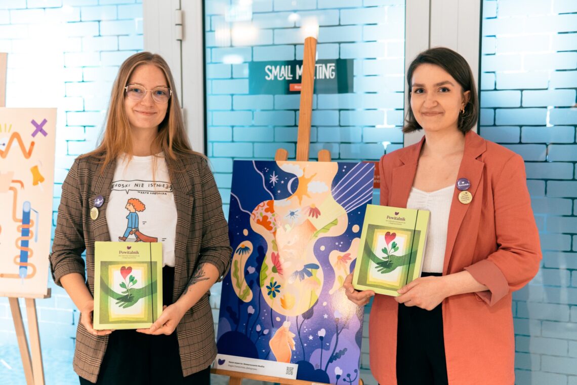 dwie kobiety trzymająca w rękach Powitalnik