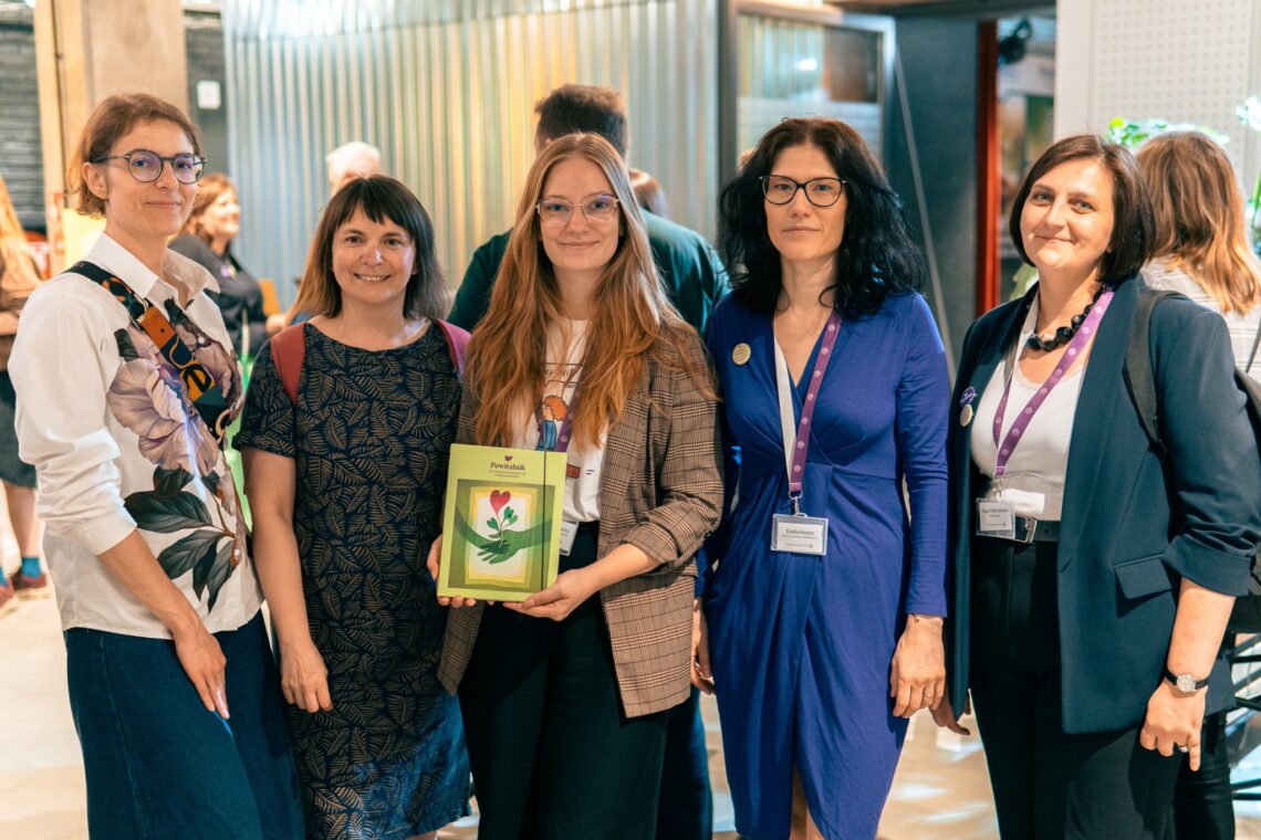 grupa kobiet trzymająca w rękach Powitalnik