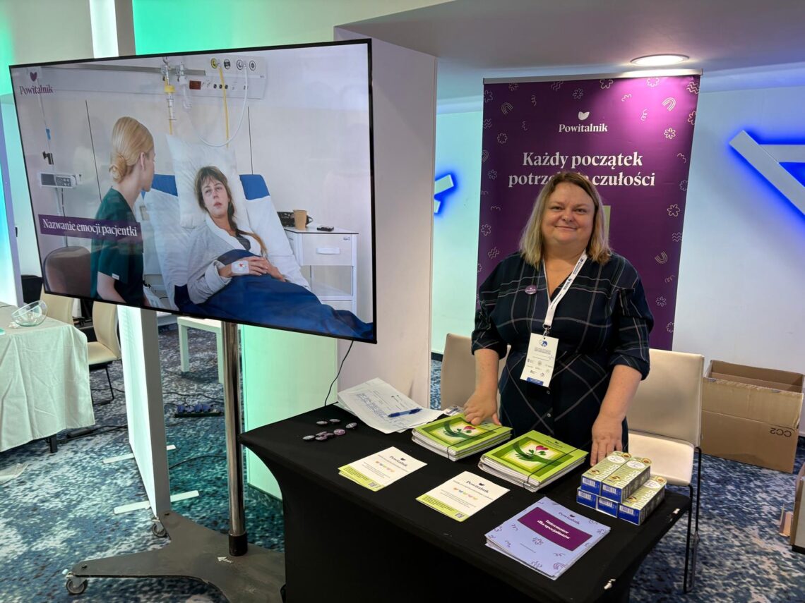 Joanna Rokicka przy stoisku Powitalnika