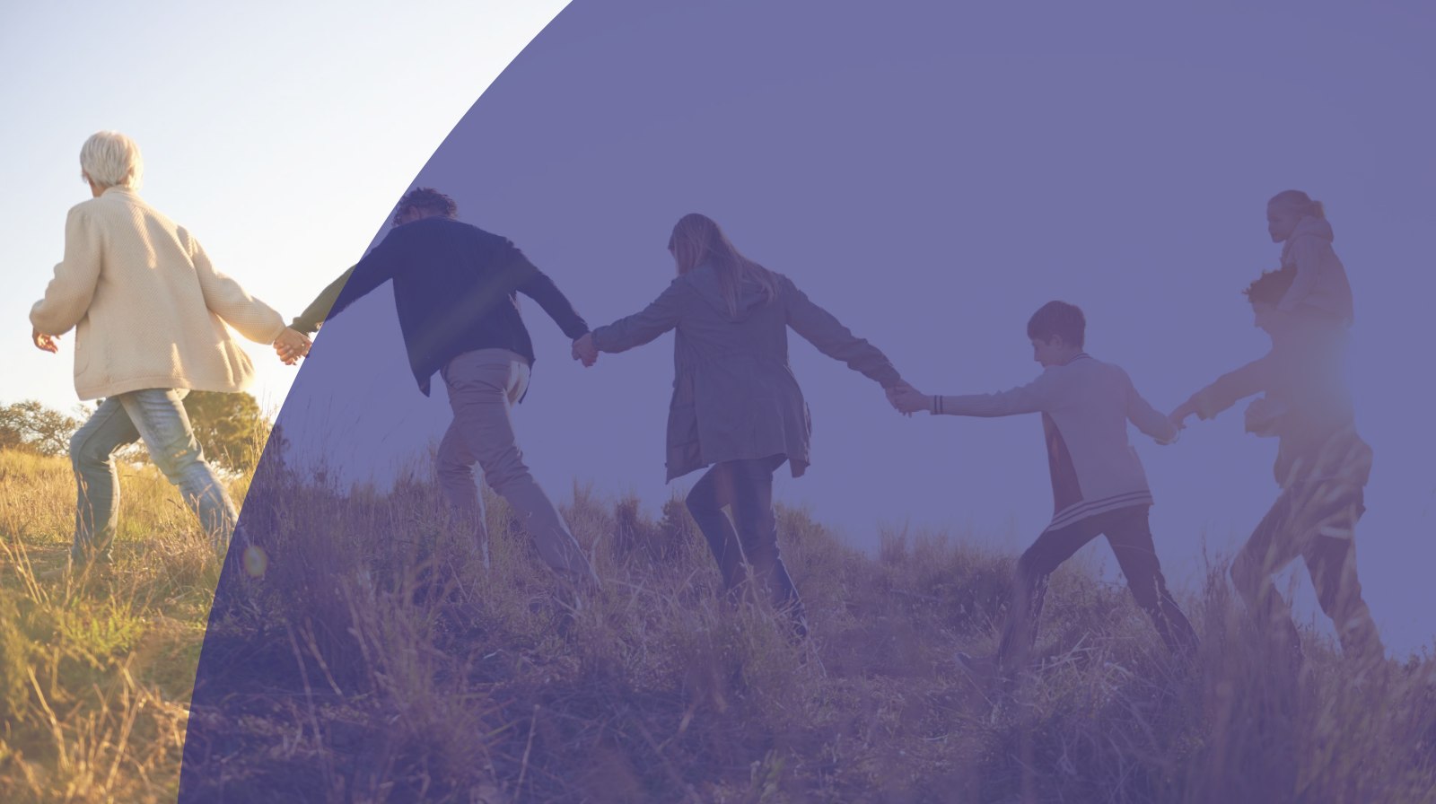 grupa osób na spacerze trzymająca się za ręce