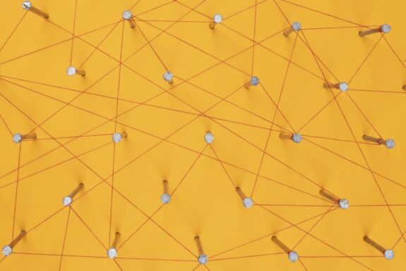 nitki poprzeplatane na gwoździach tworzą sieć