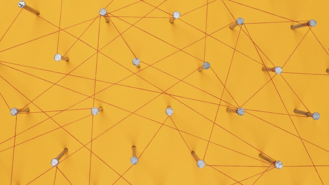 nitki poprzeplatane na gwoździach tworzą sieć