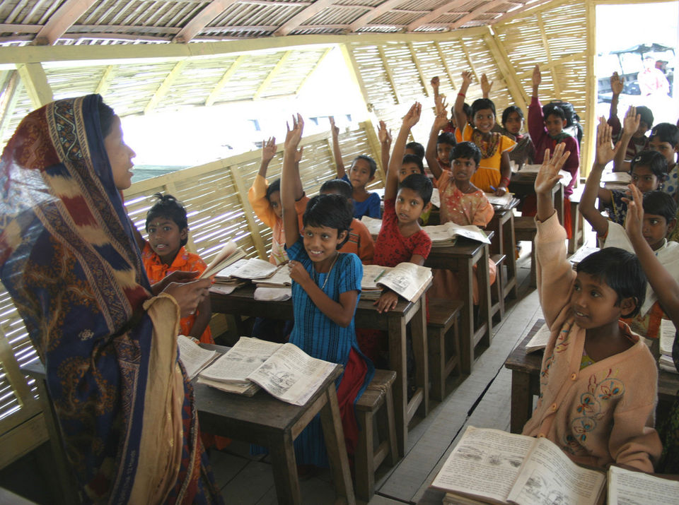 Dzieci w jednej z pływających szkół w Bangladeszu