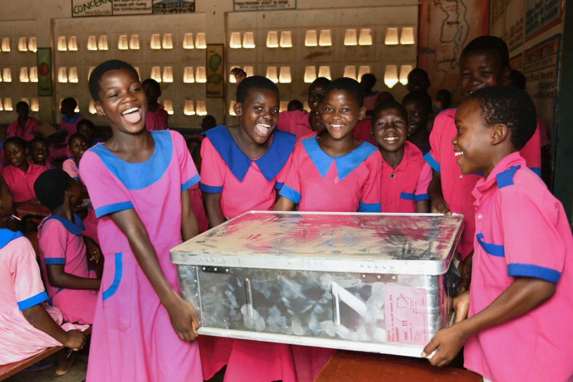 Dzieci w Malawi niosące school-in-a-box Unicefu