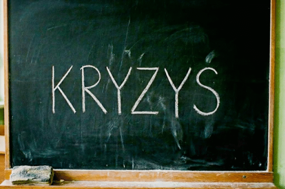 tablica szkolna z napisem kryzys