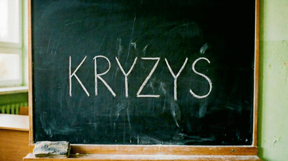 tablica szkolna z napisem kryzys