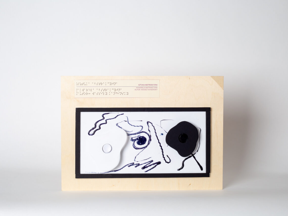 składnik gry "wielozmysłowy słownik sztuki", drewniana kostka z nadrukiem