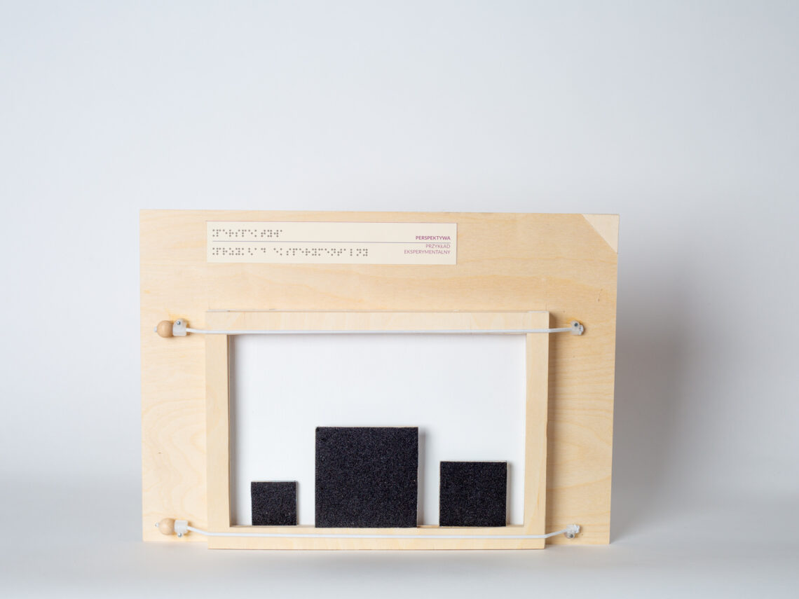 składnik gry "wielozmysłowy słownik sztuki", drewniana kostka z nadrukiem