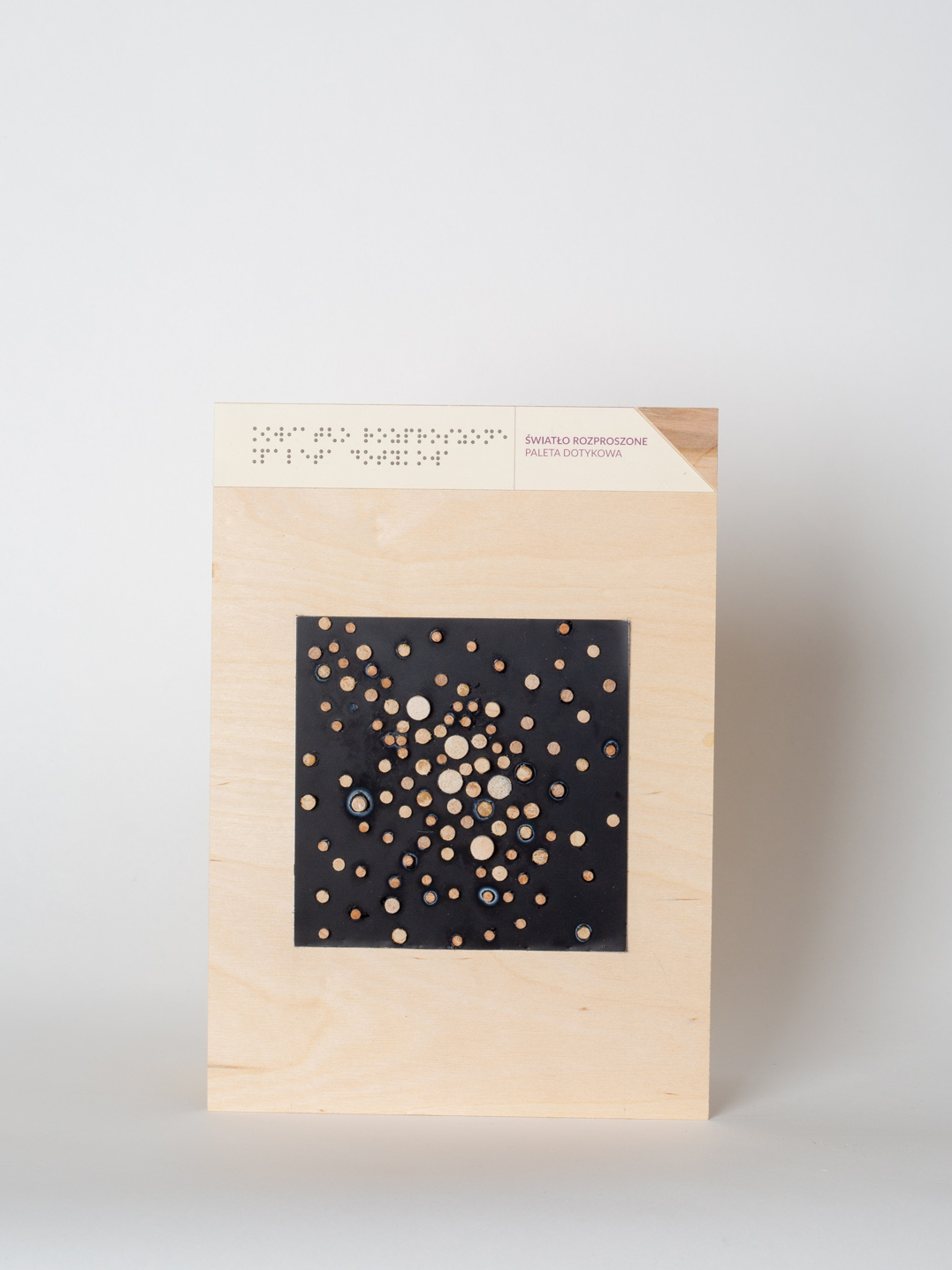 składnik gry "wielozmysłowy słownik sztuki", drewniana kostka z nadrukiem