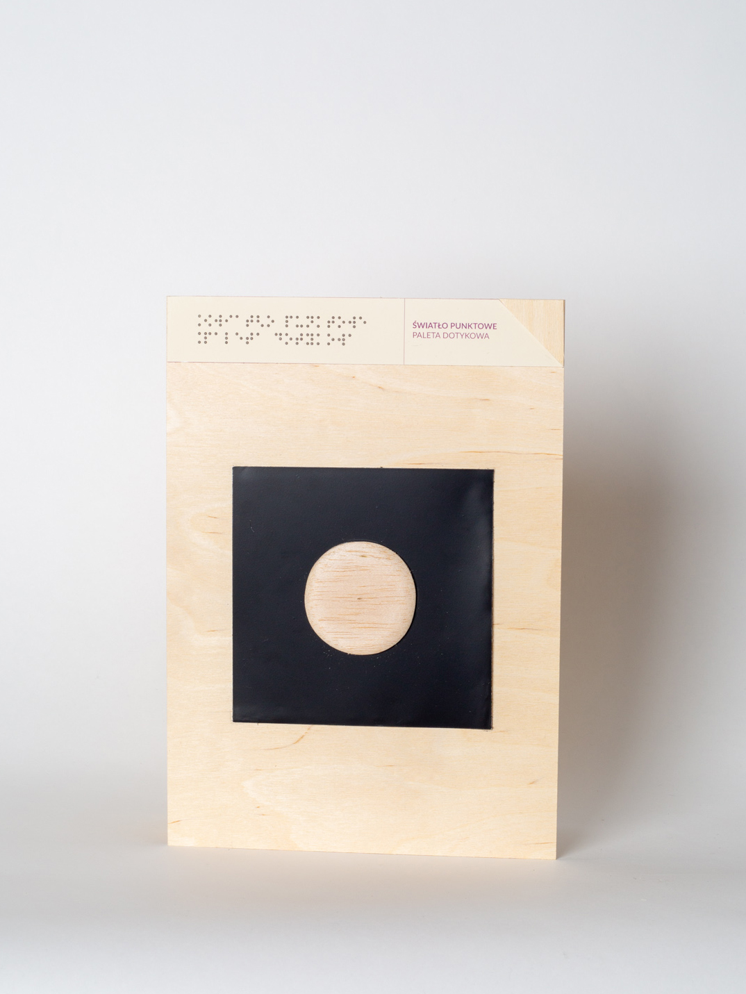 składnik gry "wielozmysłowy słownik sztuki", drewniana kostka z nadrukiem