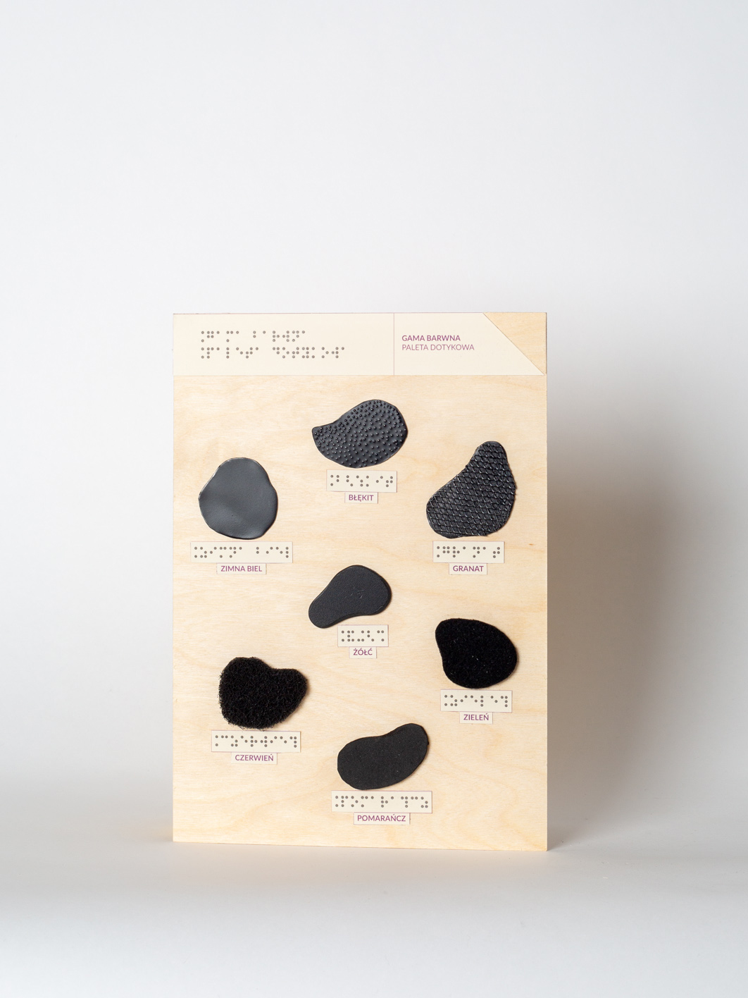 składnik gry "wielozmysłowy słownik sztuki", drewniana kostka z nadrukiem