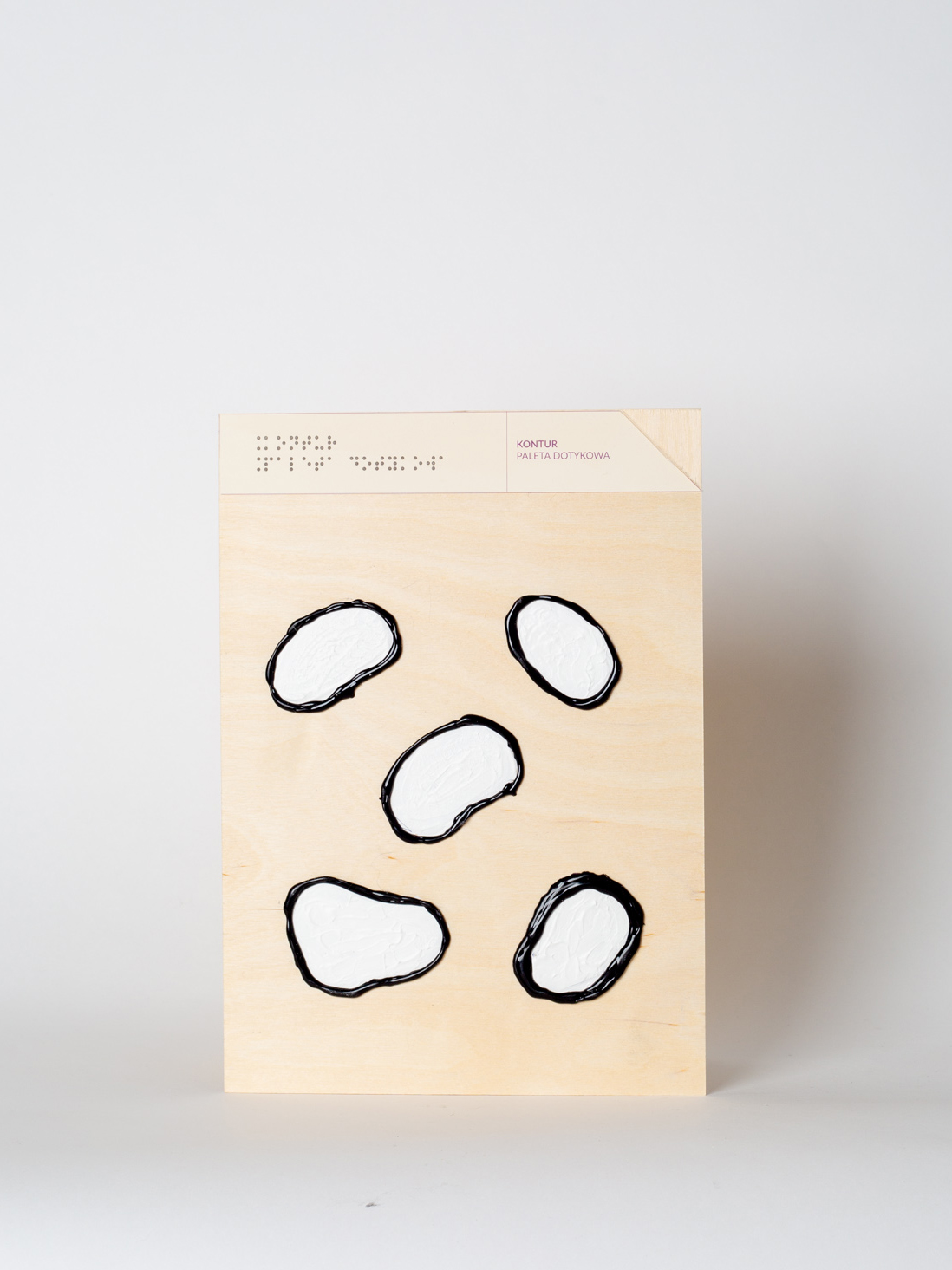 składnik gry "wielozmysłowy słownik sztuki", drewniana kostka z nadrukiem