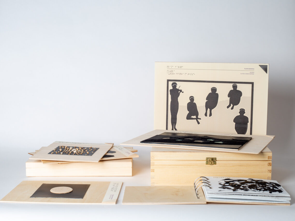 składnik gry "wielozmysłowy słownik sztuki", drewniana kostka z nadrukiem