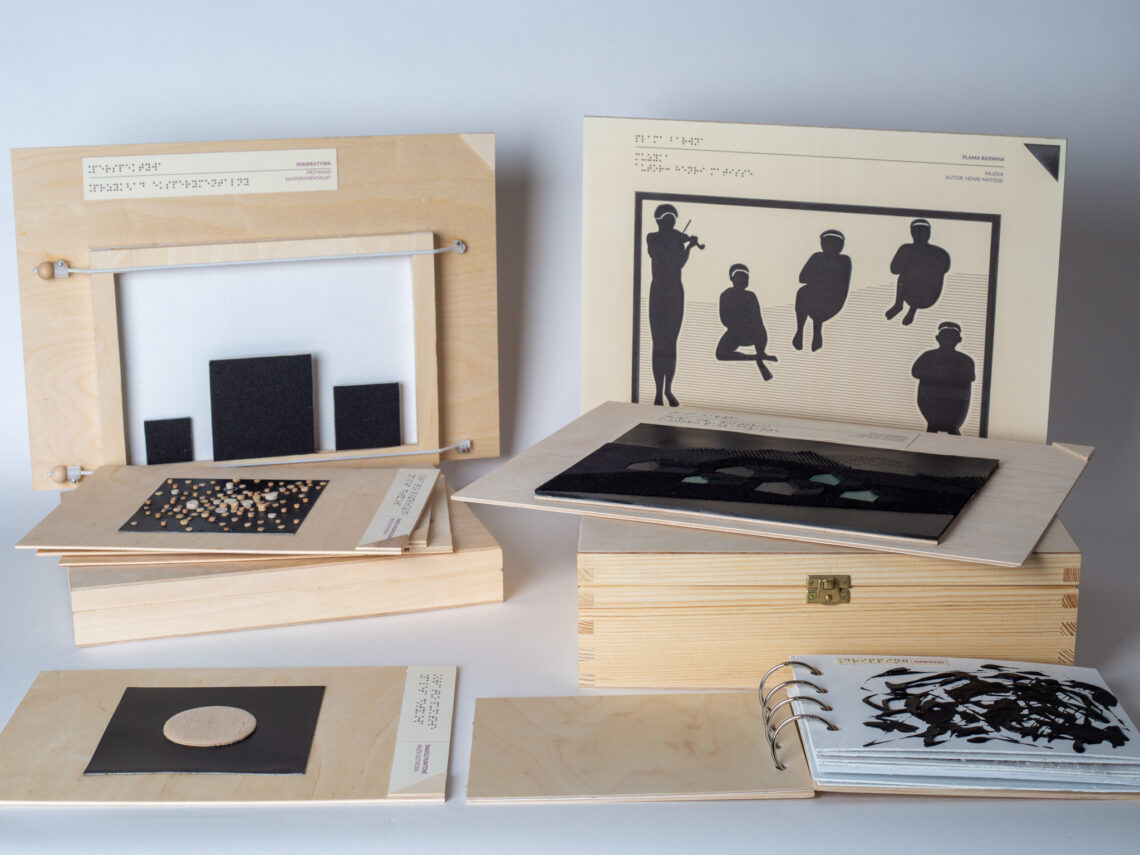 składnik gry "wielozmysłowy słownik sztuki", drewniana kostka z nadrukiem