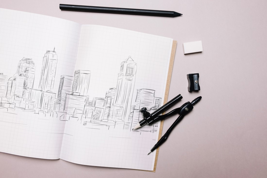 Rysunek miasta, cyrkiel i ołówek