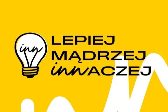 grafika: żółte tło, po lewej stronie żarówka, w środku napis "lepiej, mądrzej, innaczej"