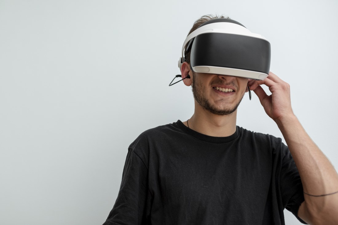 Mężczyzna w goglach VR